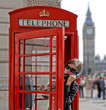 Photo en ligne au meilleur prix Tourist in a typical red telephone box in London