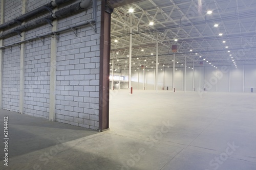 Foto: Access door to brightly lit and empty warehouse Access door to brightly lit and empty warehouse
