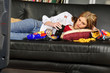 Foto: Teenager-Mädchen auf dem Sofa Teenager-Mädchen auf dem Sofa
