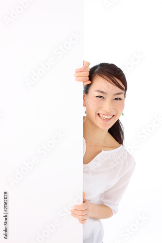 メッセージボードを持つ女性