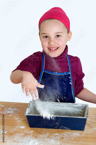 Foto: Mädchen bereitet Kuchen vor Mädchen bereitet Kuchen vor