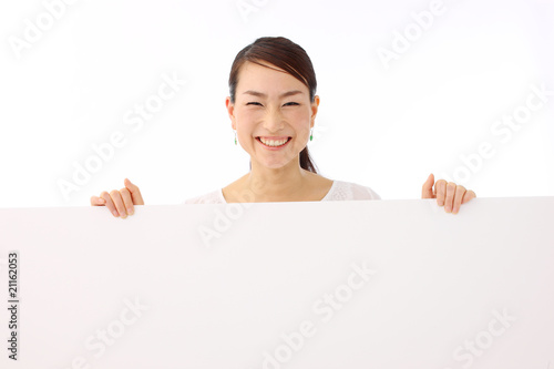 メッセージボードを持つ女性