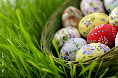 Foto: Easter egg in wicker basket Easter egg in wicker basket