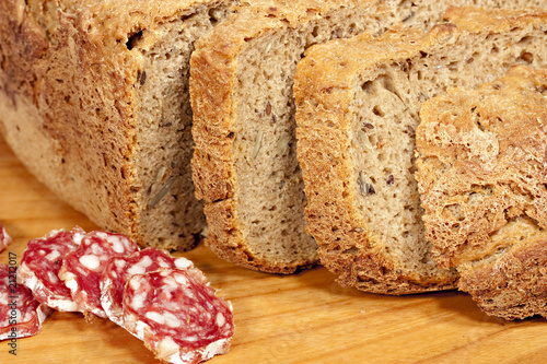frisch geschnittenes Brot mit Salamischeiben