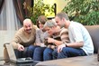 famille devant un ordinateur