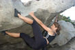 Photo: junge Frau beim Bouldern junge Frau beim Bouldern