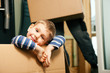 Familie zieht um in ihr neues Haus