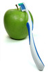 Blaue Zahnbürste vor Apfel Blaue Zahnbürste vor Apfel