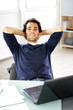 Portrait d'un jeune homme souriant au bureau