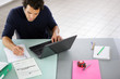 Portrait d'un homme travaillant sur ordinateur au bureau