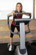 femme sur une machine de fitness