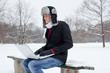 Junger Mann mit Laptop