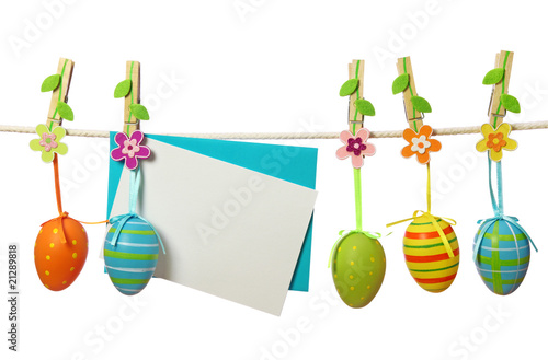 Foto: Easter eggs and blank note hanging on the clothesline Easter eggs and blank note hanging on the clothesline