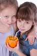 kinder trinken aus orange