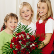 Kinder warten mit Blumenstrauß auf die Mutter