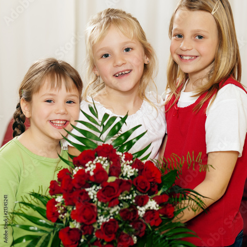 Photo: Kinder warten mit Blumenstrauß auf die Mutter Kinder warten mit Blumenstrauß auf die Mutter
