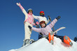 Enfant avec ski sur fond de ciel bleu