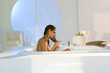 Frau sitzt in der Badewanne