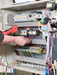 Elektriker am Schaltschrank