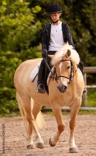 Ragazza bionda cavalca un pony Ragazza bionda cavalca un pony