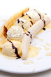 Bananensplit auf Teller Bananensplit auf Teller