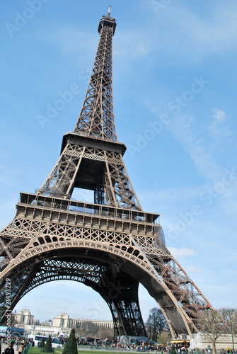 Photo: Au pied de la Tour Eiffel Au pied de la Tour Eiffel