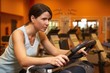 Frau auf dem Heimtrainer