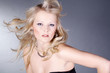 Blonde Frau blickt sexy, horizontal 01