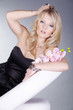 Blonde Frau mit Orchidee erotisch blickend 01