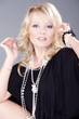 Blonde Frau posiert mit Halskette sexy 01