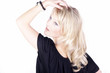 Blonde Frau blickt posierend in die Ferne, horizontal