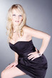 Blonde Frau posiert sexy im schwarzem Kleid