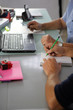 Hommes d'affaire au bureau devant ordinateur portable