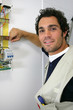 Portrait d'un électricien souriant