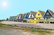 Maisons danoises sous un ciel bleu et soleil Maisons danoises sous un ciel bleu et soleil