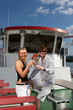 Mann und Frau auf Boot