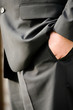 Hand in der Hosentasche