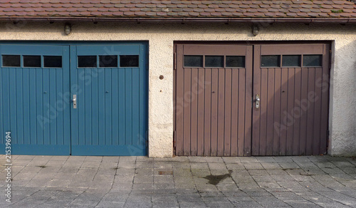 Garagentore aus Holz von focus finder, lizenzfreies Foto #21539694 auf