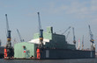 verpackter Schiffsneubau im Dock