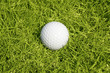 Foto: golf ball on green grass golf ball on green grass