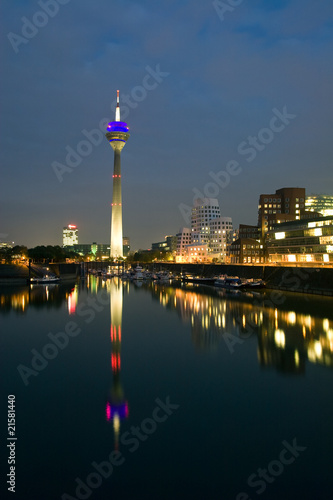 Düsseldorf Medienhafen bei Nacht