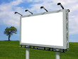 Cartellone pubblicitario con paesaggio sullo sfondo Cartellone pubblicitario con paesaggio sullo sfondo