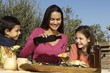 figli e madre con l'olio biologico
