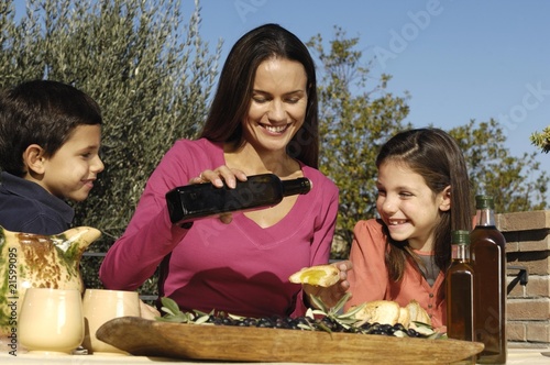 Photo: figli e madre con l'olio biologico figli e madre con l'olio biologico