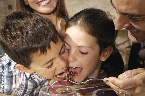 Foto: bambini che mangiano bambini che mangiano