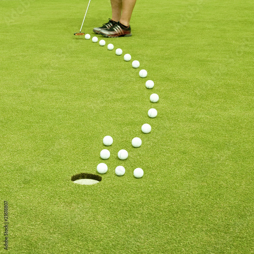 Foto: Golfing. Straight to the goal. Arrow made of balls. Golfing. Straight to the goal. Arrow made of balls.
