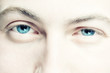 Foto: highlighted young man's blue eyes with selective focus highlighted young man's blue eyes with selective focus