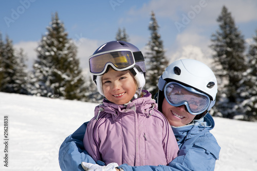 Foto: Mother and daughter posing happily against mountains Mother and daughter posing happily against mountains