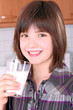 Mädchen beim Milch trinken Mädchen beim Milch trinken