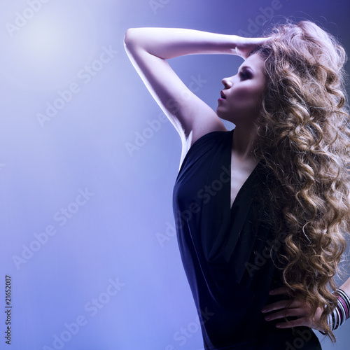 Foto: Beautiful woman with long curly hair Beautiful woman with long curly hair